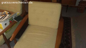 Sofa und Sessel Garnitur. Zu Verschenken sind ein Dreisitzer Sofa und zwei Sessel. Es handelt sich um original 50er Jahre Sitzmöble in einem wünderschönen und schlichten Retro-Design. Der Zustand ist gut. Keine Flecken auf den Bezügen und die Bespannung ist in guten Zustand. Es kann also ein außergewöhnlich gutes Retro-Schnäppchen gemacht werden. Gern Termin ausmachen.