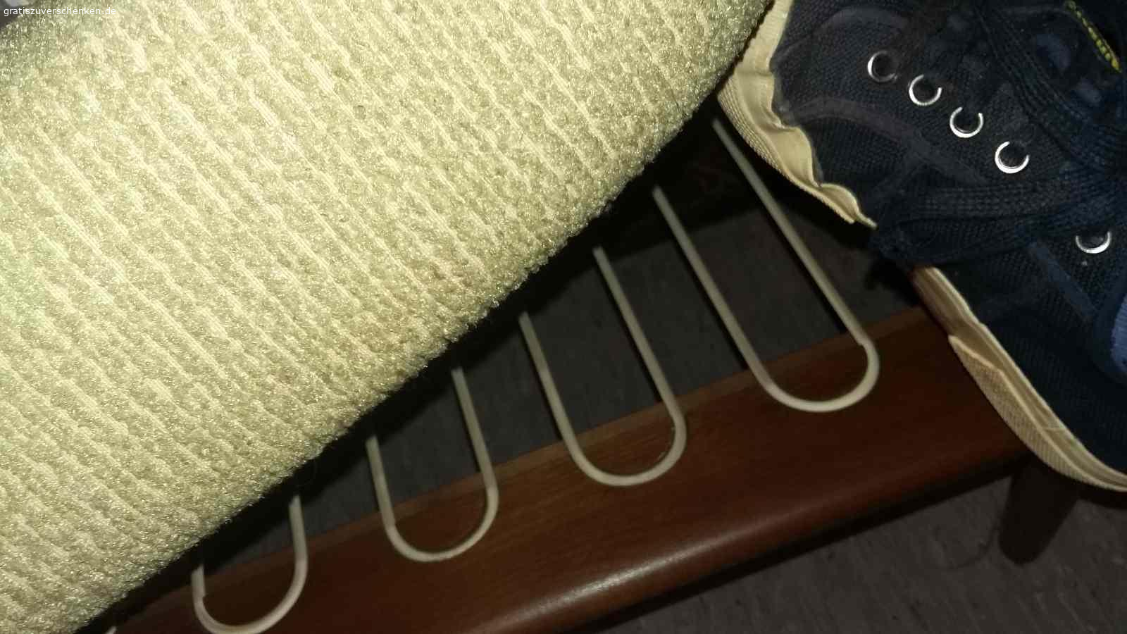 Sofa und Sessel Garnitur. Zu Verschenken sind ein Dreisitzer Sofa und zwei Sessel. Es handelt sich um original 50er Jahre Sitzmöble in einem wünderschönen und schlichten Retro-Design. Der Zustand ist gut. Keine Flecken auf den Bezügen und die Bespannung ist in guten Zustand. Es kann also ein außergewöhnlich gutes Retro-Schnäppchen gemacht werden. Gern Termin ausmachen.