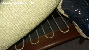 Sofa und Sessel Garnitur. Zu Verschenken sind ein Dreisitzer Sofa und zwei Sessel. Es handelt sich um original 50er Jahre Sitzmöble in einem wünderschönen und schlichten Retro-Design. Der Zustand ist gut. Keine Flecken auf den Bezügen und die Bespannung ist in guten Zustand. Es kann also ein außergewöhnlich gutes Retro-Schnäppchen gemacht werden. Gern Termin ausmachen.