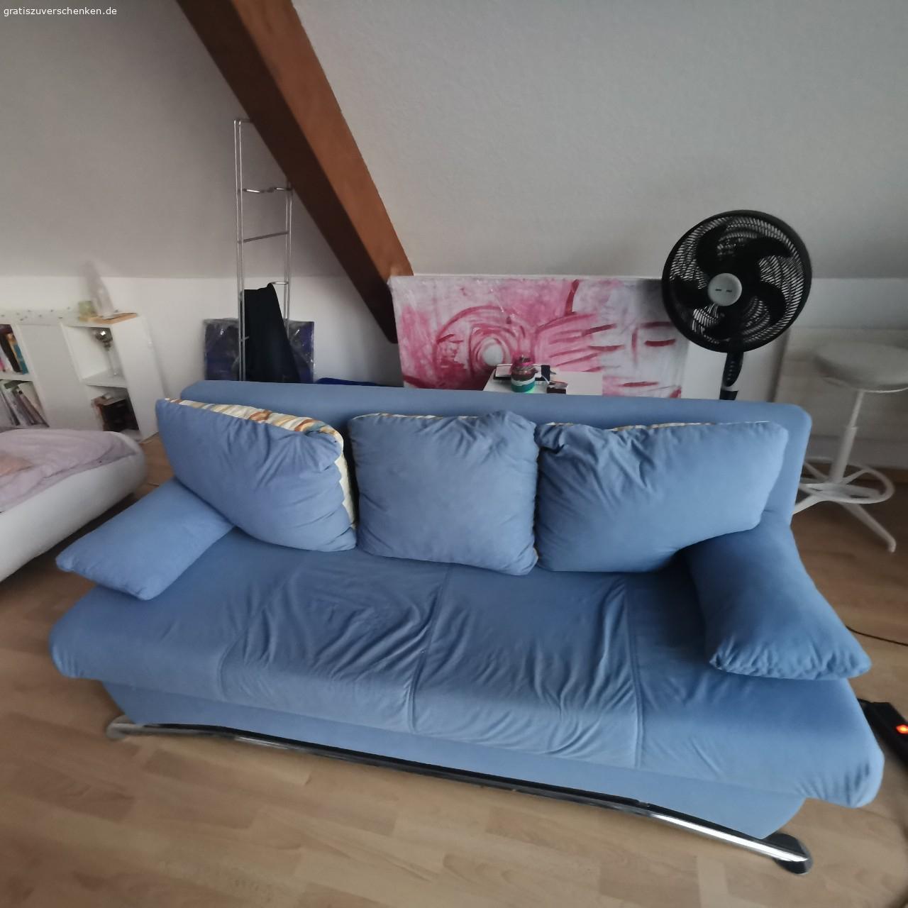 Schlafsofa zu verschenken. Abzuholen in 5.Etage, ohne Lift. 
Für ein Sofa recht leicht.
2 Teile, ca. 25-30kg/ Teil. 
Maße: H: 78 cm, B: 186 cm T: 83 cm
Ausgeklappt als Schlafsofa: ca.166cm
Gebrauchsspuren sichtbar, aber gut erhalten.