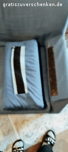Sofa. Flecken, tut aber noch was es soll. Voll funktionstüchtig....