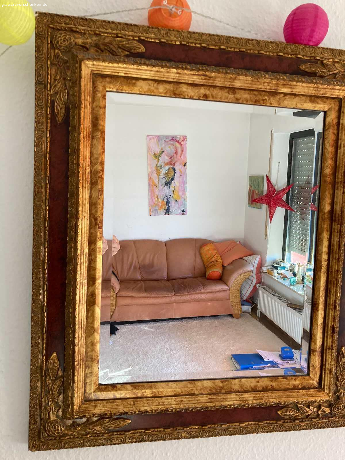 Stabiles, bequemens Sofa. Rattanuntergestell. Lederbezug. Dieses Sofa war fünf Jahre ein Lieblingsstück. Es ist ca. 1,75 lang und max. 70 breit.
Es steht auf Holzfüssen und hat ein schönes Rattangestell, es eignet sich auch sehr gut zum Liegen und Lesen ( Armlehne sehr gut als Kopfstütze) und man kann auch mit angelehntem Kopf darauf sitzen. Das RattanGestell ist ohne Mängel, ebenso die Holzfüsse.
Die schöne weiche hellbraune Ledersitzfläche  ist - wie auf Foto sichtbar - an einer Stelle nachgedunkelt. Mit einer Decke könnte man es kaschieren.
Abholbereit in Wiesbaden, Mainzer Strasse bei myPlace - dort könnte man bequem an eine Rampe fahren, wenn man es abholen mag:)
MÖGLICH NUR vom Donnerstag 8. Mai bis Samstag 10. Mai