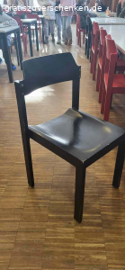 Stühle und Tische. Wir haben aus einer Schulmensa 250 Stühle und 125 Tische zu verschenken ab Ende Februar.