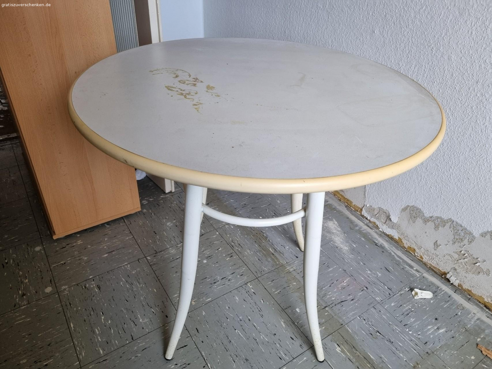 Tisch. Runder Tisch zu verschenken. Wurde zum Basteln benutzt. Hat ein paar Klebereste.