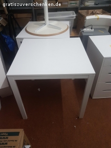 Tische, Stühle, Lampen, Schränke. Zu Verschenken:
Weiße Quadratische Tische
Weiße Stühle
Schreibtischlampen
Stehlampe