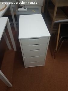 Tische, Stühle, Lampen, Schränke. Zu Verschenken:
Weiße Quadratische Tische
Weiße Stühle
Schreibtischlampen
Stehlampe