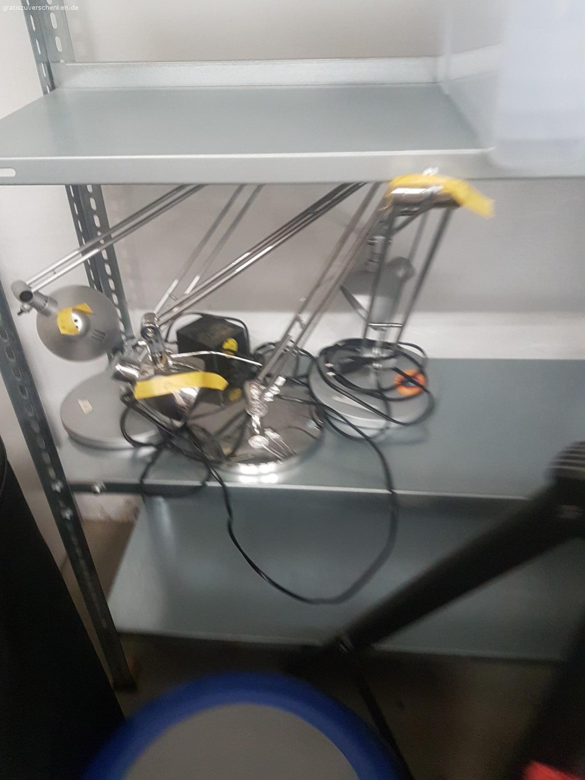 Tische, Stühle, Lampen, Schränke. Zu Verschenken:
Weiße Quadratische Tische
Weiße Stühle
Schreibtischlampen
Stehlampe