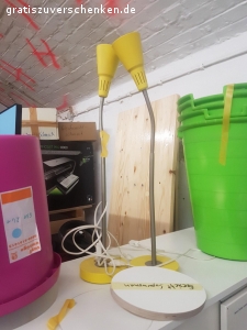 Tische, Stühle, Lampen, Schränke. Zu Verschenken:
Weiße Quadratische Tische
Weiße Stühle
Schreibtischlampen
Stehlampe