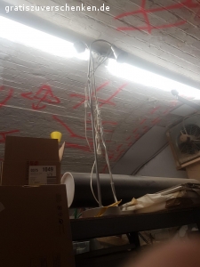 Tische, Stühle, Lampen, Schränke. Zu Verschenken:
Weiße Quadratische Tische
Weiße Stühle
Schreibtischlampen
Stehlampe