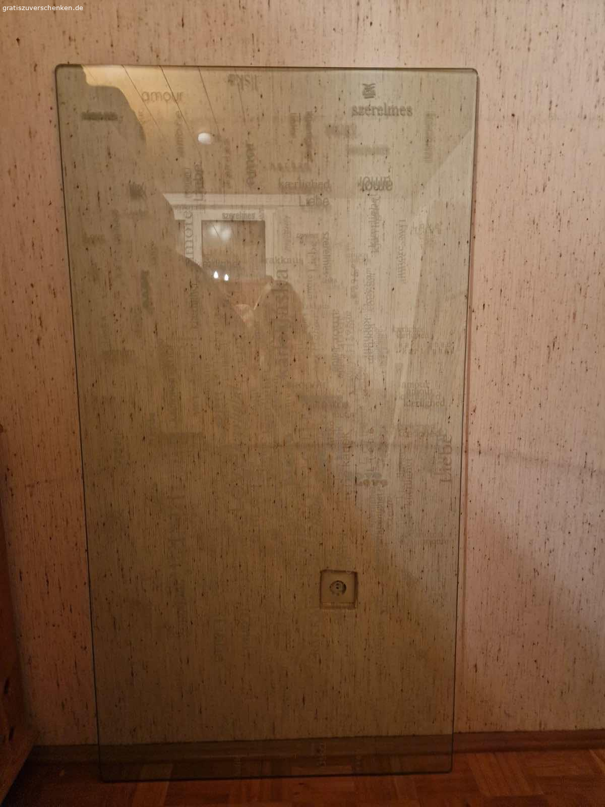 Tischplatte aus Glas. Hallo zusammen,

Ich verschenke diese Tischplatte aus Glas mit dem Wort „Liebe“ in ganz vielen Sprachen und Schriftzeichen.
Die Maße sind 150cm*80cm.

Die Glasplatte ist schwer und wir können beim Einladen helfen.
Liebe Grüße
Stefan