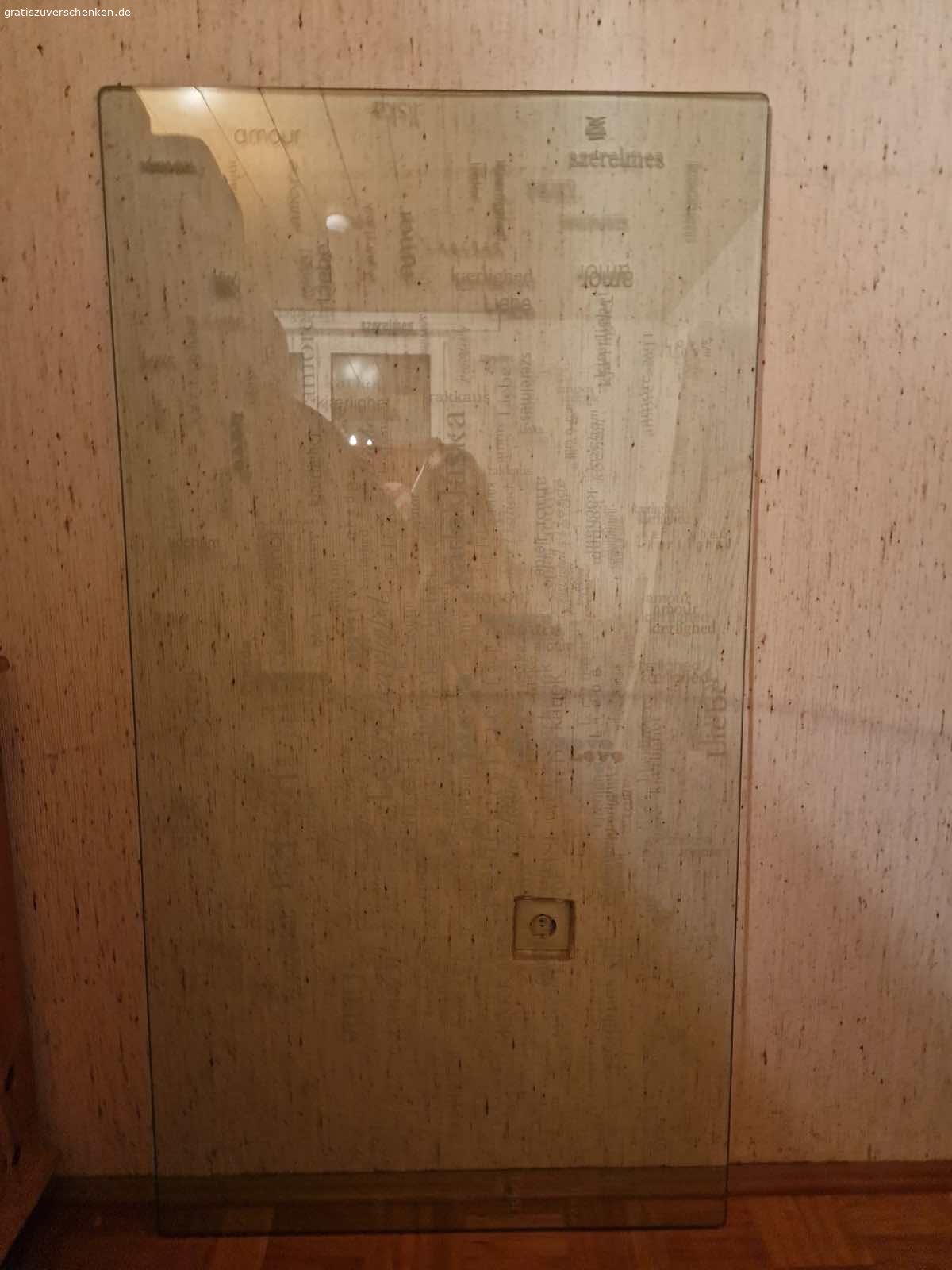 Tischplatte aus Glas. Hallo zusammen,

Ich verschenke diese Tischplatte aus Glas mit dem Wort „Liebe“ in ganz vielen Sprachen und Schriftzeichen.
Die Maße sind 150cm*80cm.

Die Glasplatte ist schwer und wir können beim Einladen helfen.
Liebe Grüße
Stefan