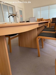 Toller massiver Konferenztisch zu verschenken. Ausgezogen 3,60 Meter lang, über 1 Meter breit. Passen bis zu 14 Personen dran. Zusammen geklappt ca1,50 Meter