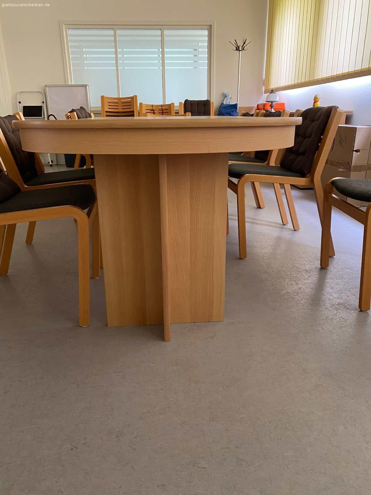 Toller massiver Konferenztisch zu verschenken. Ausgezogen 3,60 Meter lang, über 1 Meter breit. Passen bis zu 14 Personen dran. Zusammen geklappt ca1,50 Meter