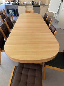 Toller massiver Konferenztisch zu verschenken. Ausgezogen 3,60 Meter lang, über 1 Meter breit. Passen bis zu 14 Personen dran. Zusammen geklappt ca1,50 Meter