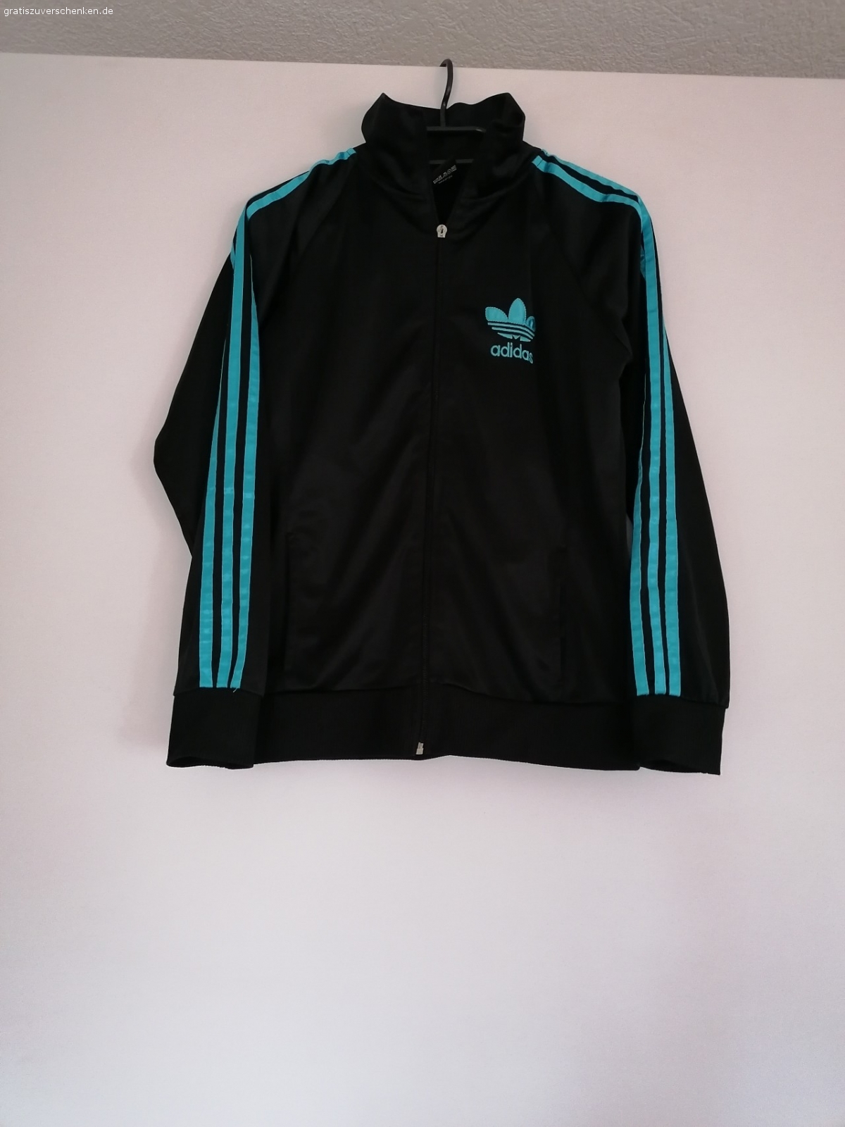 Trainings Jacke. Reißverschluss Anhänger ist kaputt. Nicht Original Ware. Sonst ist der Zustand sehr gut.