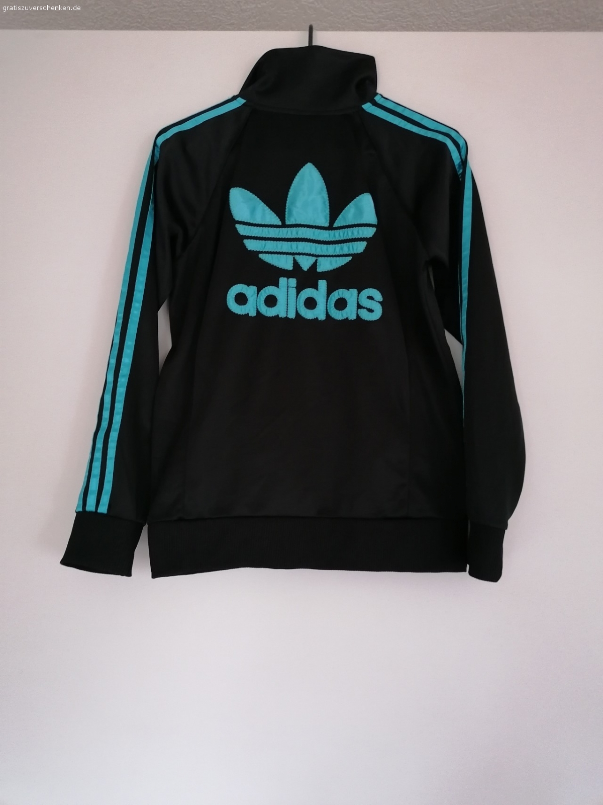 Trainings Jacke. Reißverschluss Anhänger ist kaputt. Nicht Original Ware. Sonst ist der Zustand sehr gut.