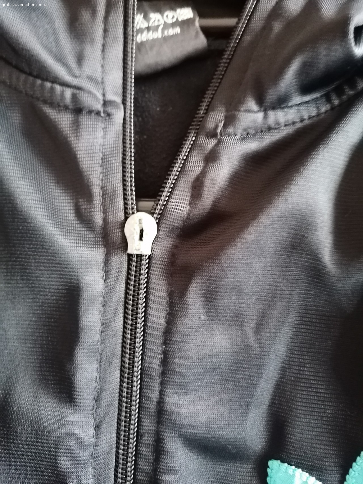 Trainings Jacke. Reißverschluss Anhänger ist kaputt. Nicht Original Ware. Sonst ist der Zustand sehr gut.