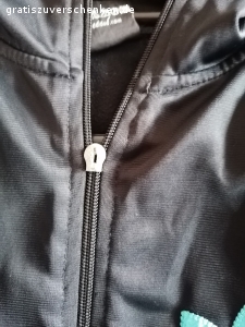 Trainings Jacke. Reißverschluss Anhänger ist kaputt. Nicht Original Ware. Sonst ist der Zustand sehr gut.