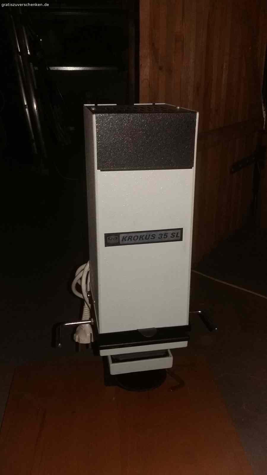 Vergrößerer Krokus 35 SL. Verschenkt wird ein Vergrößerer Der Marke Krokus 35 SL für analoge Fotografie. Bei Interesse bitte eiinen Termin ausmachen.