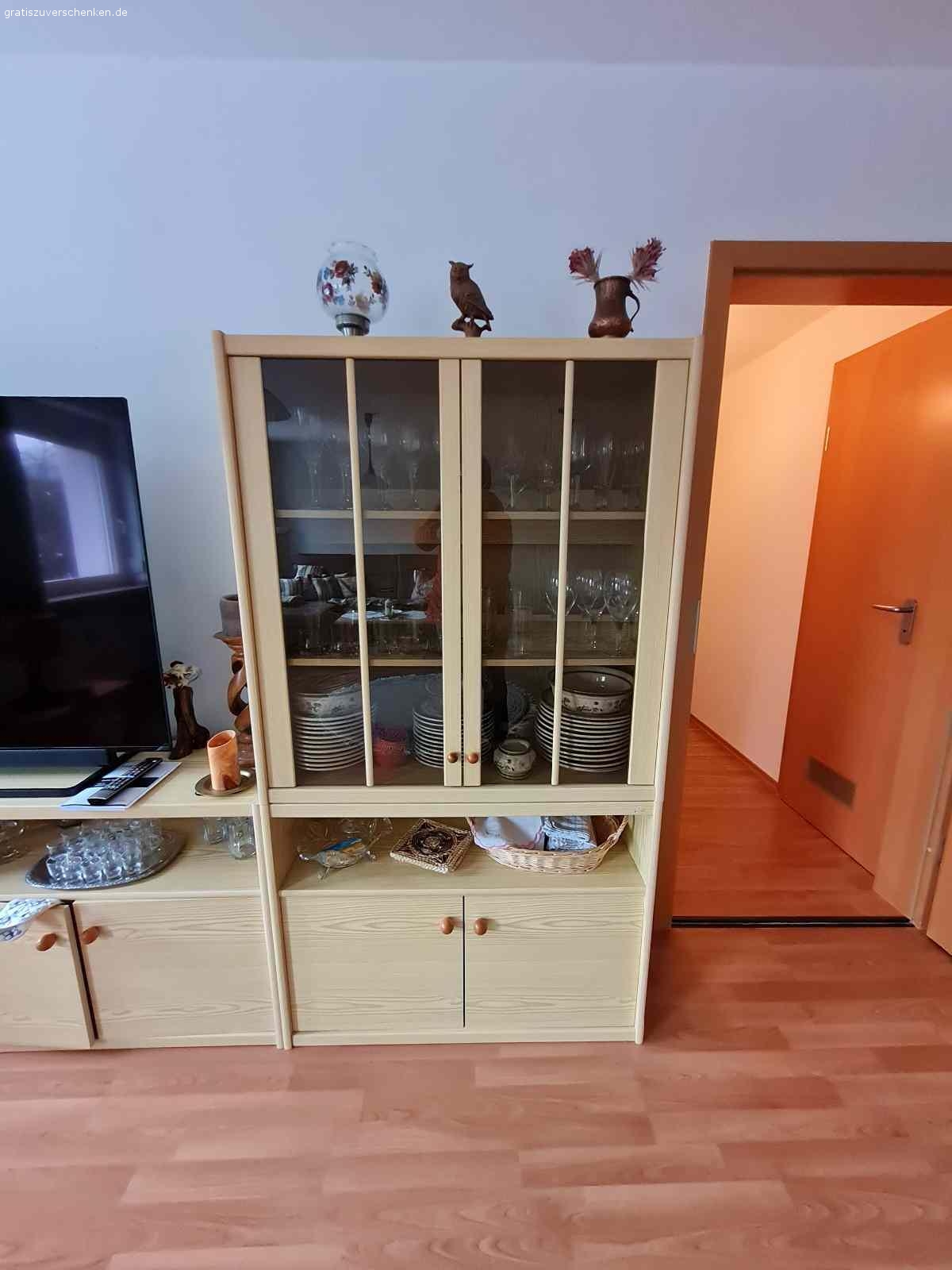 Vitrine, Fernsehregal etc. Möbel Gratis zu verschenken