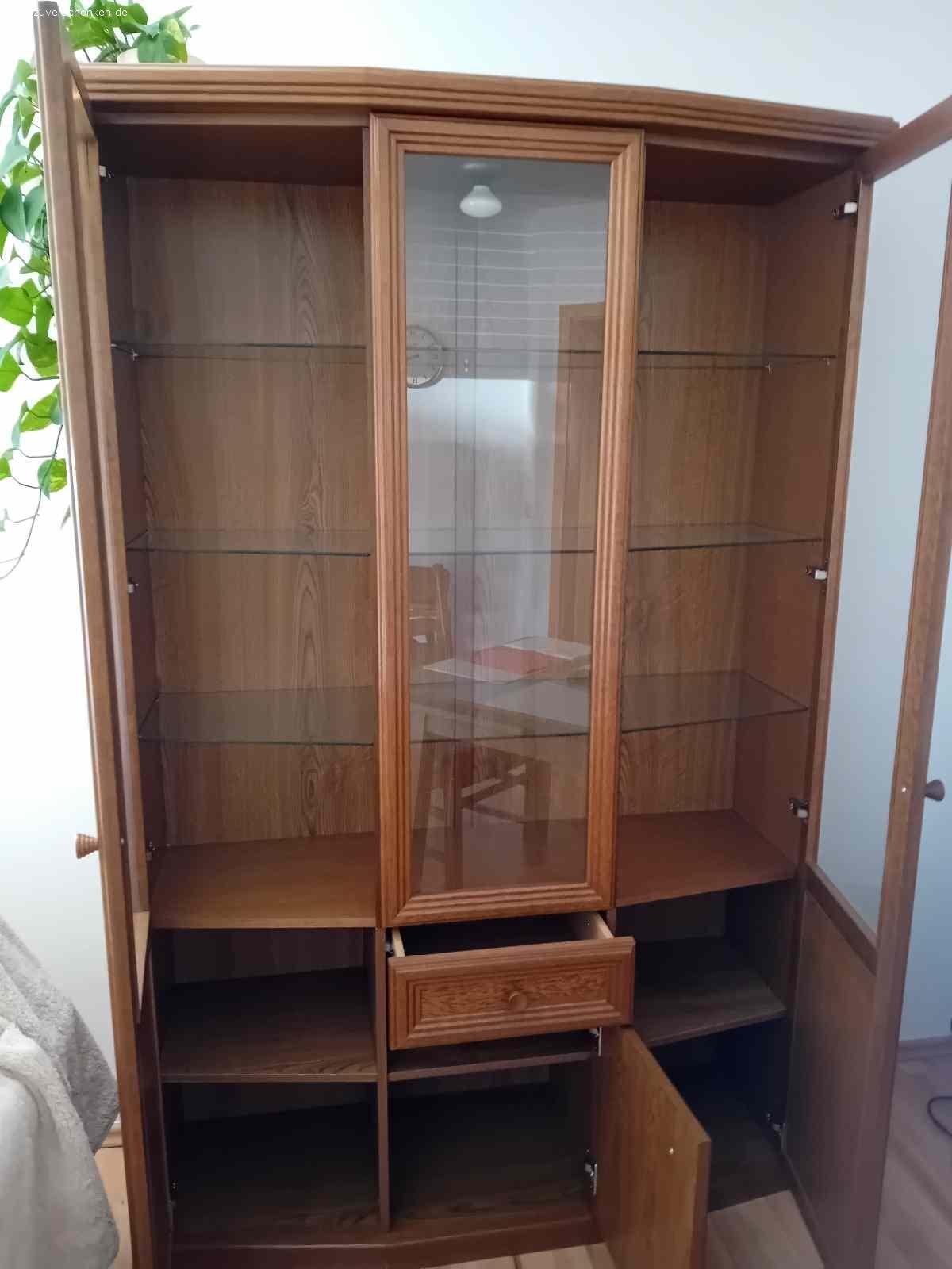 Vitrinenschrank zu verschenken Möbel Gratis zu verschenken