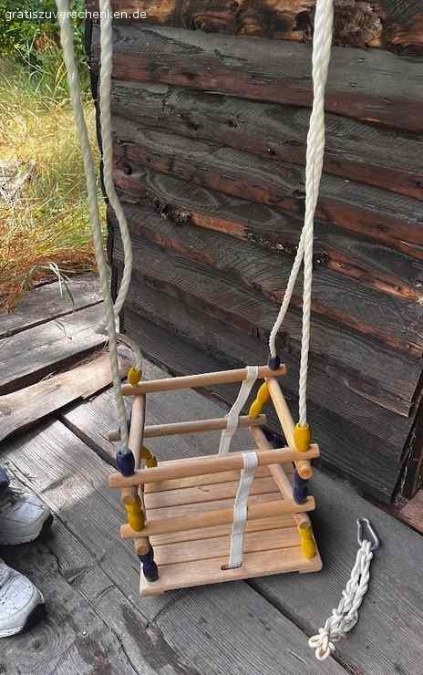 Vollholz Schaukel mit Klettergerüst. Vollholz Schaukel 
Maße: H: 220 cm, T: 125 cm,  B: 265cm 
dazu gibt es noch einen Babyeinsatz 
an Selbstabholer - muss selber abgebaut werden 
als Bonus gibt es noch ein Kindertrampolin dazu

Alle Möbel kommen aus einem tierfreien Nichtraucherhaus 
Nur für Selbstabholer und Selbstabbau.
Da Privatverkauf leider keine Garantie/Gewährleistung und/oder Rücknahme möglich.

Wir freuen uns, von Ihnen zu hören.
