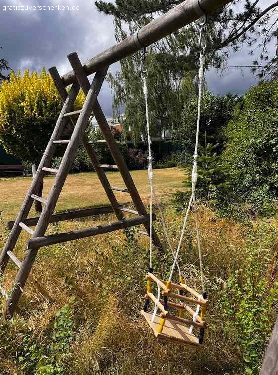 Vollholz Schaukel mit Klettergerüst. Vollholz Schaukel 
Maße: H: 220 cm, T: 125 cm,  B: 265cm 
dazu gibt es noch einen Babyeinsatz 
an Selbstabholer - muss selber abgebaut werden 
als Bonus gibt es noch ein Kindertrampolin dazu

Alle Möbel kommen aus einem tierfreien Nichtraucherhaus 
Nur für Selbstabholer und Selbstabbau.
Da Privatverkauf leider keine Garantie/Gewährleistung und/oder Rücknahme möglich.

Wir freuen uns, von Ihnen zu hören.