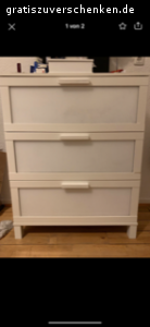Weiße Kommode von Ikea. Gebrauchsspuren entnehmen Sie den Bildern. Bei Interesse einfach bei mir melden.