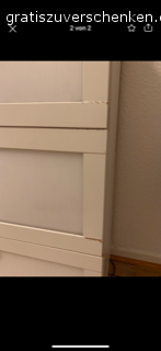 Weiße Kommode von Ikea. Gebrauchsspuren entnehmen Sie den Bildern. Bei Interesse einfach bei mir melden.
