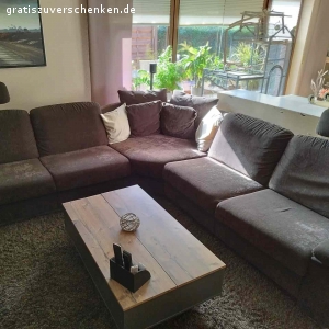 Wohnlandschaft. Wir verschenken unsere Wohnlandschaft in der Farbe dunkelbraun. 
Ein paar Macken sind vorhanden an den Ecken .  Eine große Rundecke mit den passenden Kissen lädt zum kuscheln ein. Die stellfläche beträgt  3,14 x 3,14 sie kann sofort abgeholt werden.