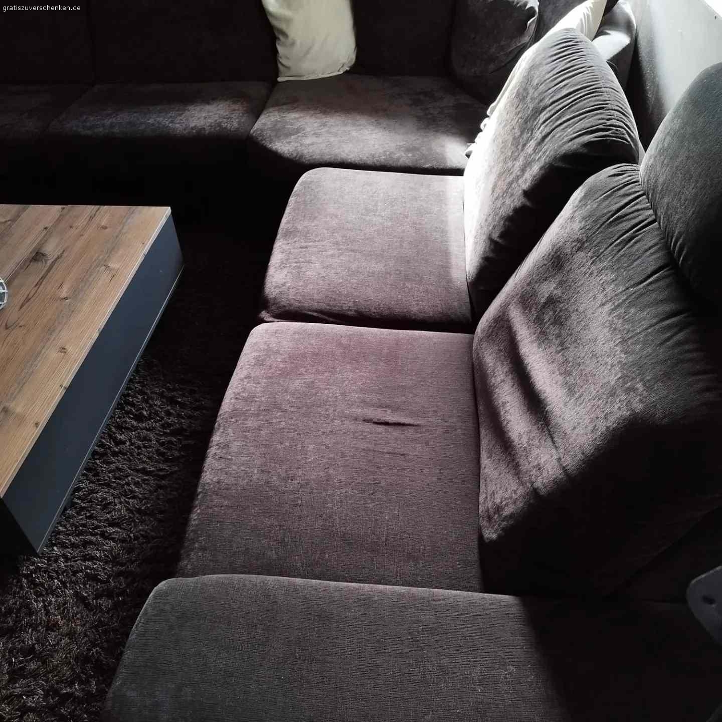 Wohnlandschaft. Wir verschenken unsere Wohnlandschaft in der Farbe dunkelbraun. 
Ein paar Macken sind vorhanden an den Ecken .  Eine große Rundecke mit den passenden Kissen lädt zum kuscheln ein. Die stellfläche beträgt  3,14 x 3,14 sie kann sofort abgeholt werden.