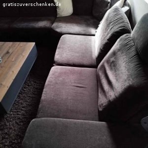 Wohnlandschaft. Wir verschenken unsere Wohnlandschaft in der Farbe dunkelbraun. 
Ein paar Macken sind vorhanden an den Ecken .  Eine große Rundecke mit den passenden Kissen lädt zum kuscheln ein. Die stellfläche beträgt  3,14 x 3,14 sie kann sofort abgeholt werden.