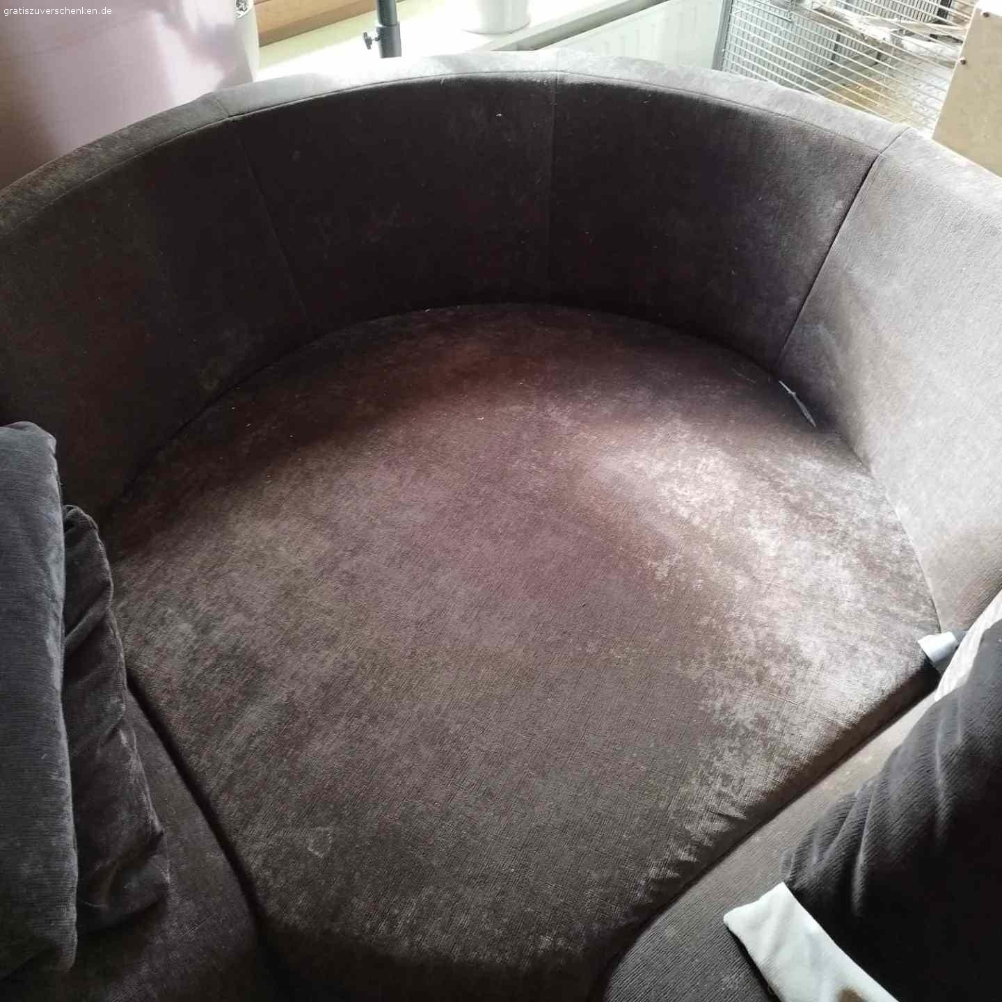 Wohnlandschaft. Wir verschenken unsere Wohnlandschaft in der Farbe dunkelbraun. 
Ein paar Macken sind vorhanden an den Ecken .  Eine große Rundecke mit den passenden Kissen lädt zum kuscheln ein. Die stellfläche beträgt  3,14 x 3,14 sie kann sofort abgeholt werden.