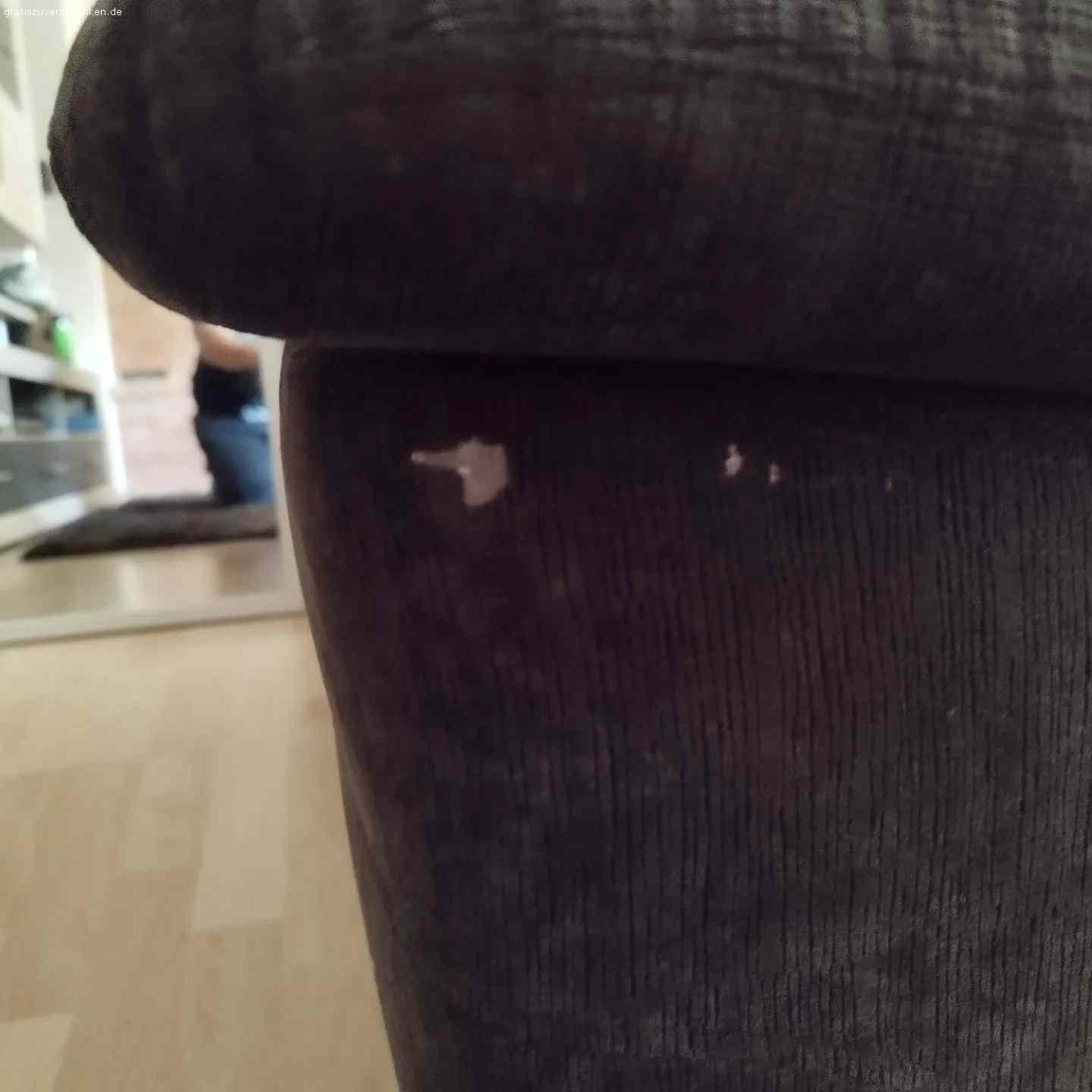 Wohnlandschaft. Wir verschenken unsere Wohnlandschaft in der Farbe dunkelbraun. 
Ein paar Macken sind vorhanden an den Ecken .  Eine große Rundecke mit den passenden Kissen lädt zum kuscheln ein. Die stellfläche beträgt  3,14 x 3,14 sie kann sofort abgeholt werden.