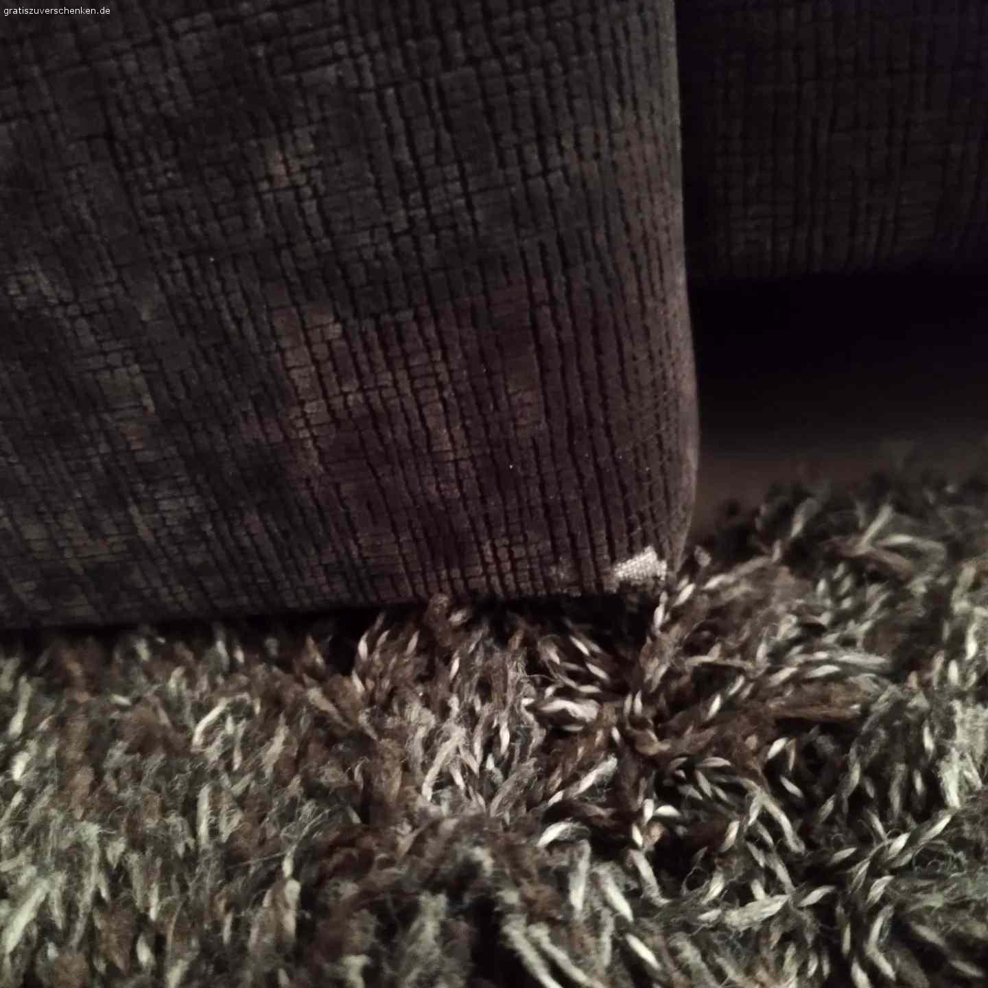 Wohnlandschaft. Wir verschenken unsere Wohnlandschaft in der Farbe dunkelbraun. 
Ein paar Macken sind vorhanden an den Ecken .  Eine große Rundecke mit den passenden Kissen lädt zum kuscheln ein. Die stellfläche beträgt  3,14 x 3,14 sie kann sofort abgeholt werden.