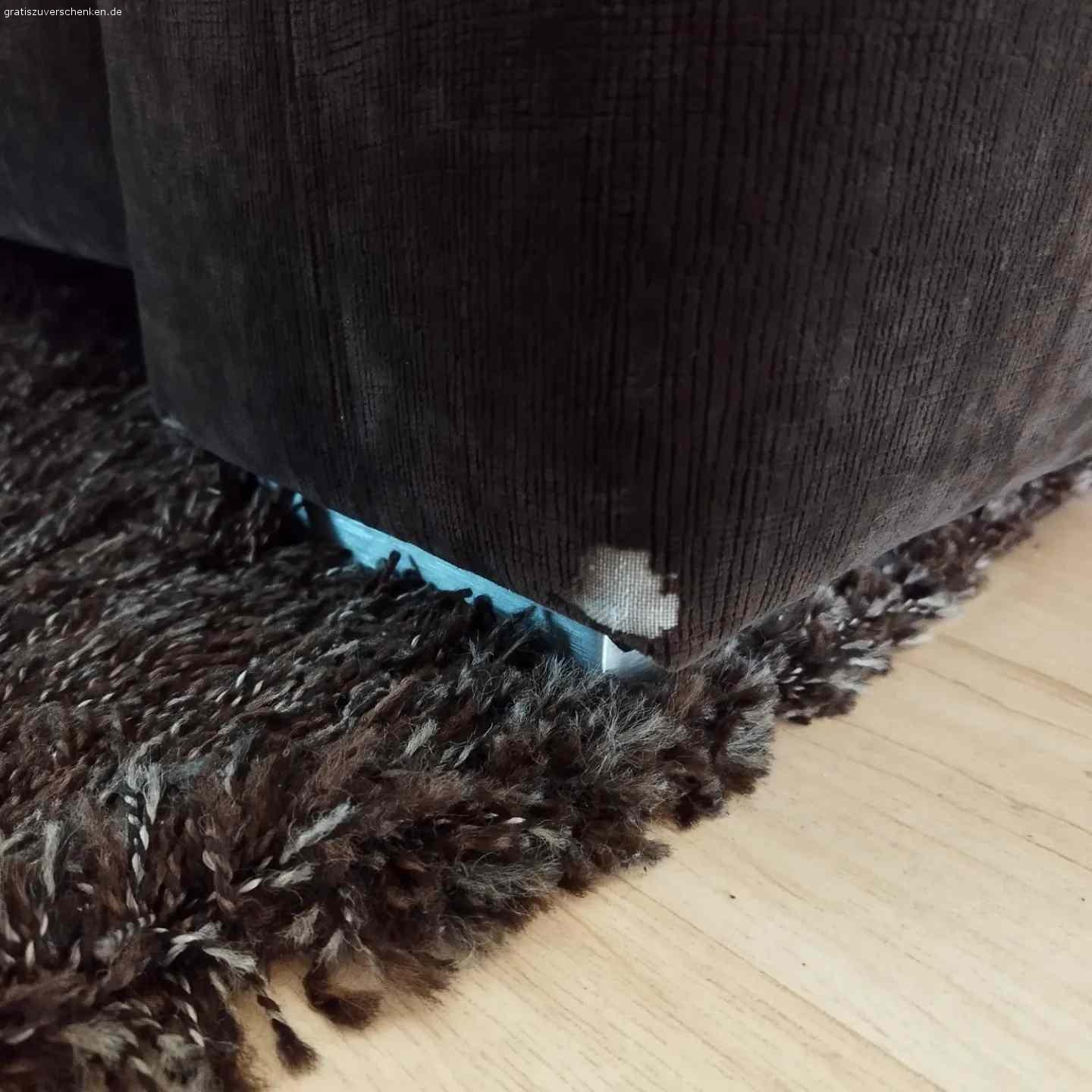 Wohnlandschaft. Wir verschenken unsere Wohnlandschaft in der Farbe dunkelbraun. 
Ein paar Macken sind vorhanden an den Ecken .  Eine große Rundecke mit den passenden Kissen lädt zum kuscheln ein. Die stellfläche beträgt  3,14 x 3,14 sie kann sofort abgeholt werden.