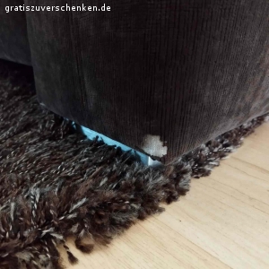 Wohnlandschaft. Wir verschenken unsere Wohnlandschaft in der Farbe dunkelbraun. 
Ein paar Macken sind vorhanden an den Ecken .  Eine große Rundecke mit den passenden Kissen lädt zum kuscheln ein. Die stellfläche beträgt  3,14 x 3,14 sie kann sofort abgeholt werden.