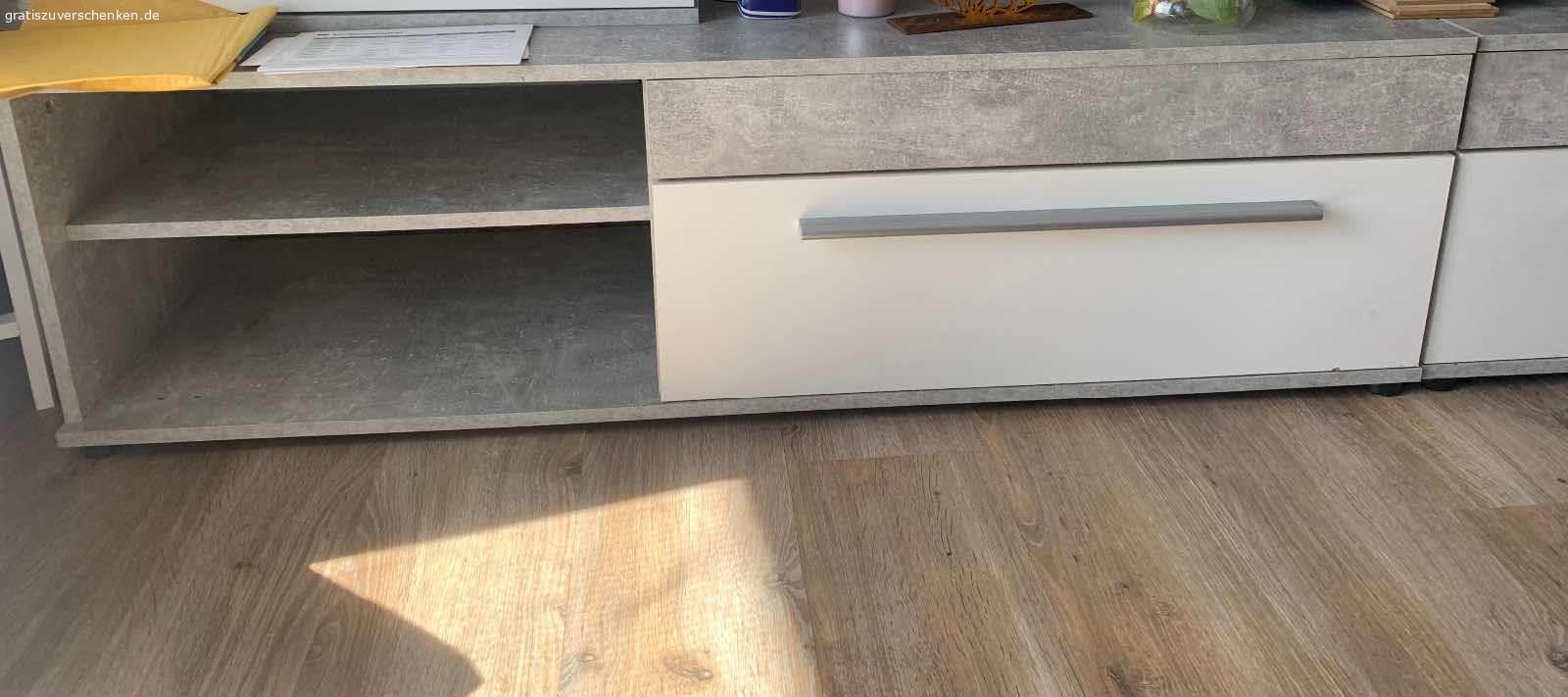 Wohnwand teile. Ich verschenke zwei Wohnwand Teile. 
Maße sind : 130 x 38 x 40 
Ist in Beton Optik 
Mit Gebrauchsspuren, dennoch gut in Schuss.