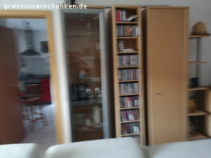 Wohnwand. Ich habe einen gut erhaltenen Wohnzimmer Schrank abzugeben.