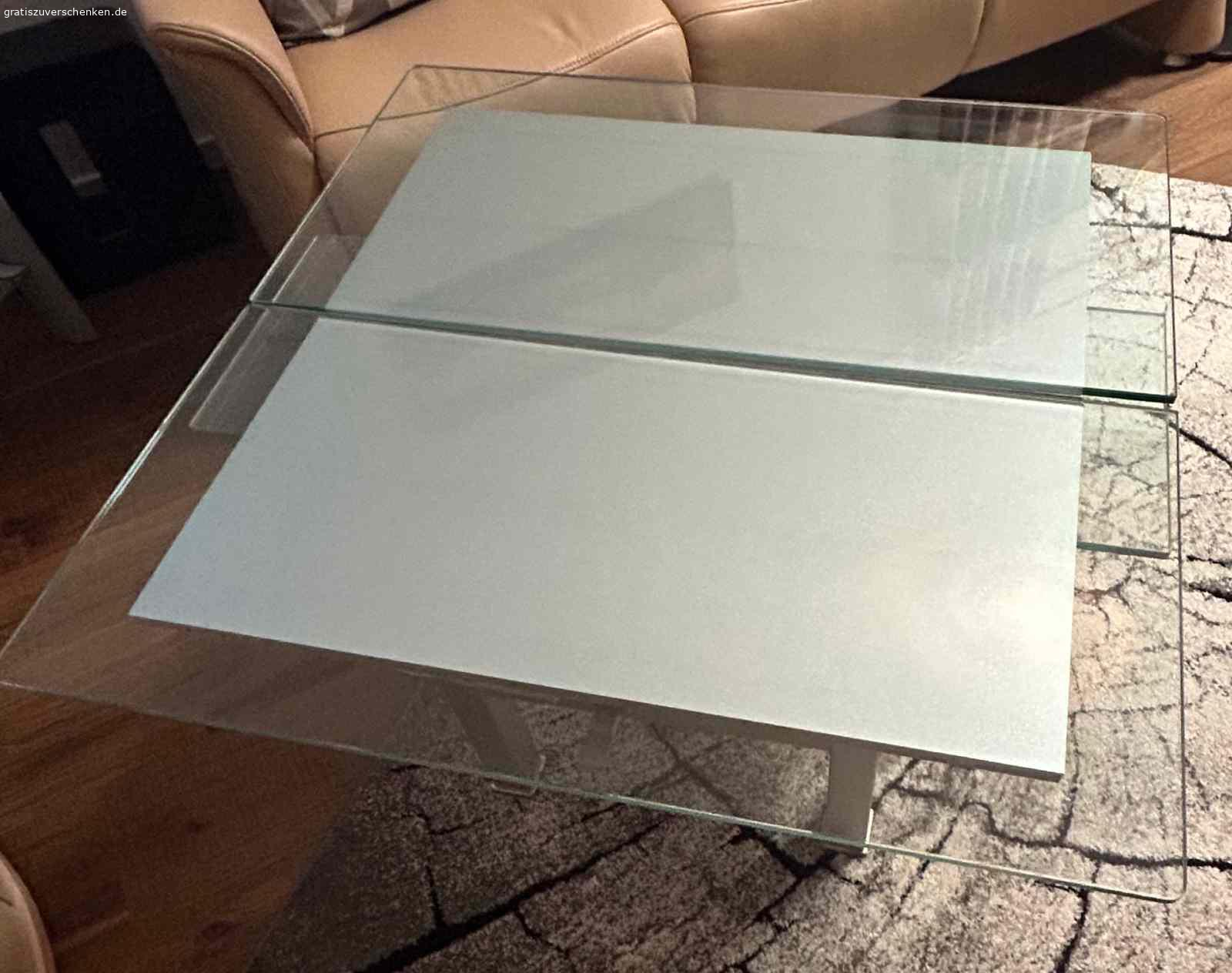 Wohnzimmer-Glastisch ausziehbar. Wohnzimmertisch ausziehbar und höhenverstellbar
Gestell grau Stahl
Tischplatte Glas
 Breite 90x90 cm/90x120 cm
Höhe 56 cm bis69 cm stufenlos
Glasplatte 10mm dick

Nur Abholung möglich