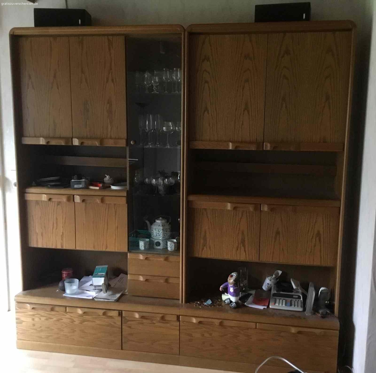 Wohnzimmerschrank. Mittelteil (Glastür) beleuchtbar, vier Fächer mit jeweils zwei Türen und Einlegeböden, 5 Schubfächer im unteren Bereich, insgesamt sehr guter Zustand
Maße: Höhe und Breite je 2,15 m, Tiefe 38 cm
Ohne Inhalt
Für Selbstabholer und -abbauer