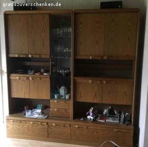 Wohnzimmerschrank. Mittelteil (Glastür) beleuchtbar, vier Fächer mit jeweils zwei Türen und Einlegeböden, 5 Schubfächer im unteren Bereich, insgesamt sehr guter Zustand
Maße: Höhe und Breite je 2,15 m, Tiefe 38 cm
Ohne Inhalt
Für Selbstabholer und -abbauer