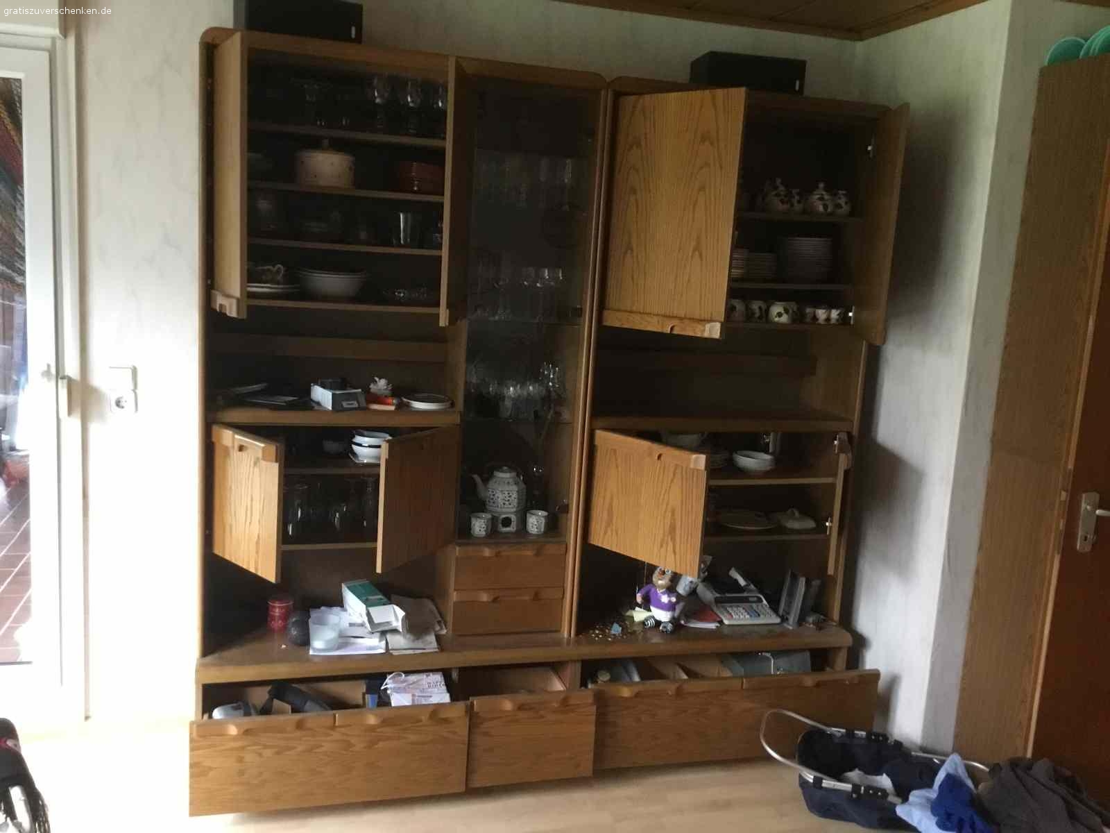 Wohnzimmerschrank. Mittelteil (Glastür) beleuchtbar, vier Fächer mit jeweils zwei Türen und Einlegeböden, 5 Schubfächer im unteren Bereich, insgesamt sehr guter Zustand
Maße: Höhe und Breite je 2,15 m, Tiefe 38 cm
Ohne Inhalt
Für Selbstabholer und -abbauer