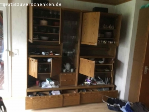 Wohnzimmerschrank. Mittelteil (Glastür) beleuchtbar, vier Fächer mit jeweils zwei Türen und Einlegeböden, 5 Schubfächer im unteren Bereich, insgesamt sehr guter Zustand
Maße: Höhe und Breite je 2,15 m, Tiefe 38 cm
Ohne Inhalt
Für Selbstabholer und -abbauer
