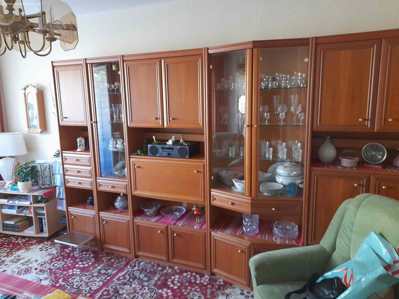 Wunderschöne Schrankwand mit Beleuchtung. OHNE INHALT, KEINE ENTSORGUNG!!! Wir verschenken eine wirklich sehr gepflegte und schöne Schrankwand mit Beleuchtung. Bestehend aus 5 Elementen 
Die Schrankwand ist leer und abzuholen in 13187 Berlin, nähe S. Bahnhof Pankow Heinersdorf. Bis So. muss sie abgeholt werden. Wir würden uns freuen, wenn sie in gute Hände kommt und weiter so pfleglich behandelt wird.