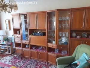 Wunderschöne Schrankwand mit Beleuchtung. OHNE INHALT, KEINE ENTSORGUNG!!! Wir verschenken eine wirklich sehr gepflegte und schöne Schrankwand mit Beleuchtung. Bestehend aus 5 Elementen 
Die Schrankwand ist leer und abzuholen in 13187 Berlin, nähe S. Bahnhof Pankow Heinersdorf. Bis So. muss sie abgeholt werden. Wir würden uns freuen, wenn sie in gute Hände kommt und weiter so pfleglich behandelt wird.