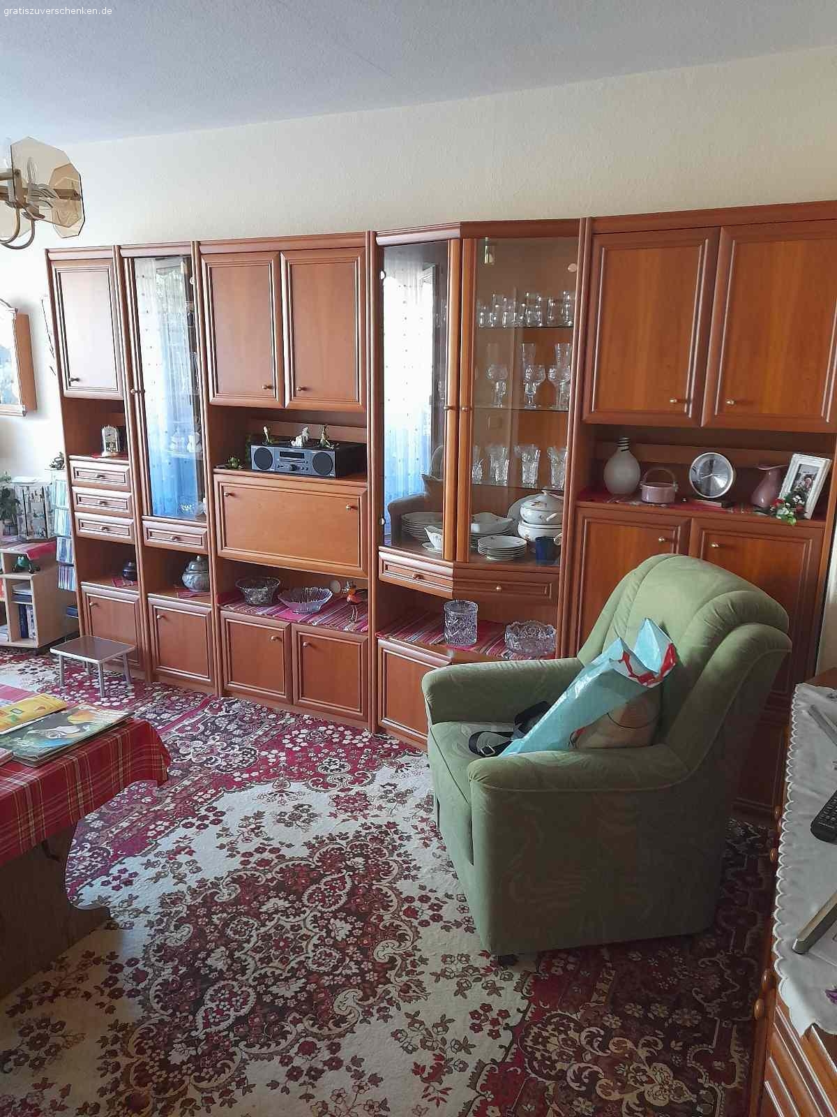 Wunderschöne Schrankwand mit Beleuchtung. OHNE INHALT, KEINE ENTSORGUNG!!! Wir verschenken eine wirklich sehr gepflegte und schöne Schrankwand mit Beleuchtung. Bestehend aus 5 Elementen 
Die Schrankwand ist leer und abzuholen in 13187 Berlin, nähe S. Bahnhof Pankow Heinersdorf. Bis So. muss sie abgeholt werden. Wir würden uns freuen, wenn sie in gute Hände kommt und weiter so pfleglich behandelt wird.