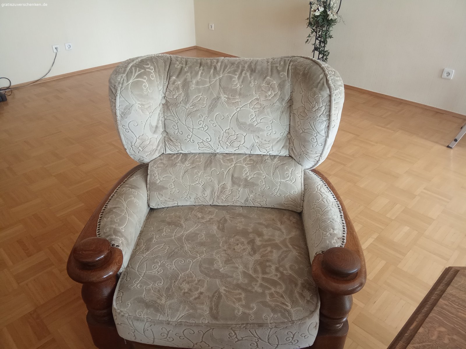 zu verschenken an Selbstabholer. Wohnzimmertische und Sofas.