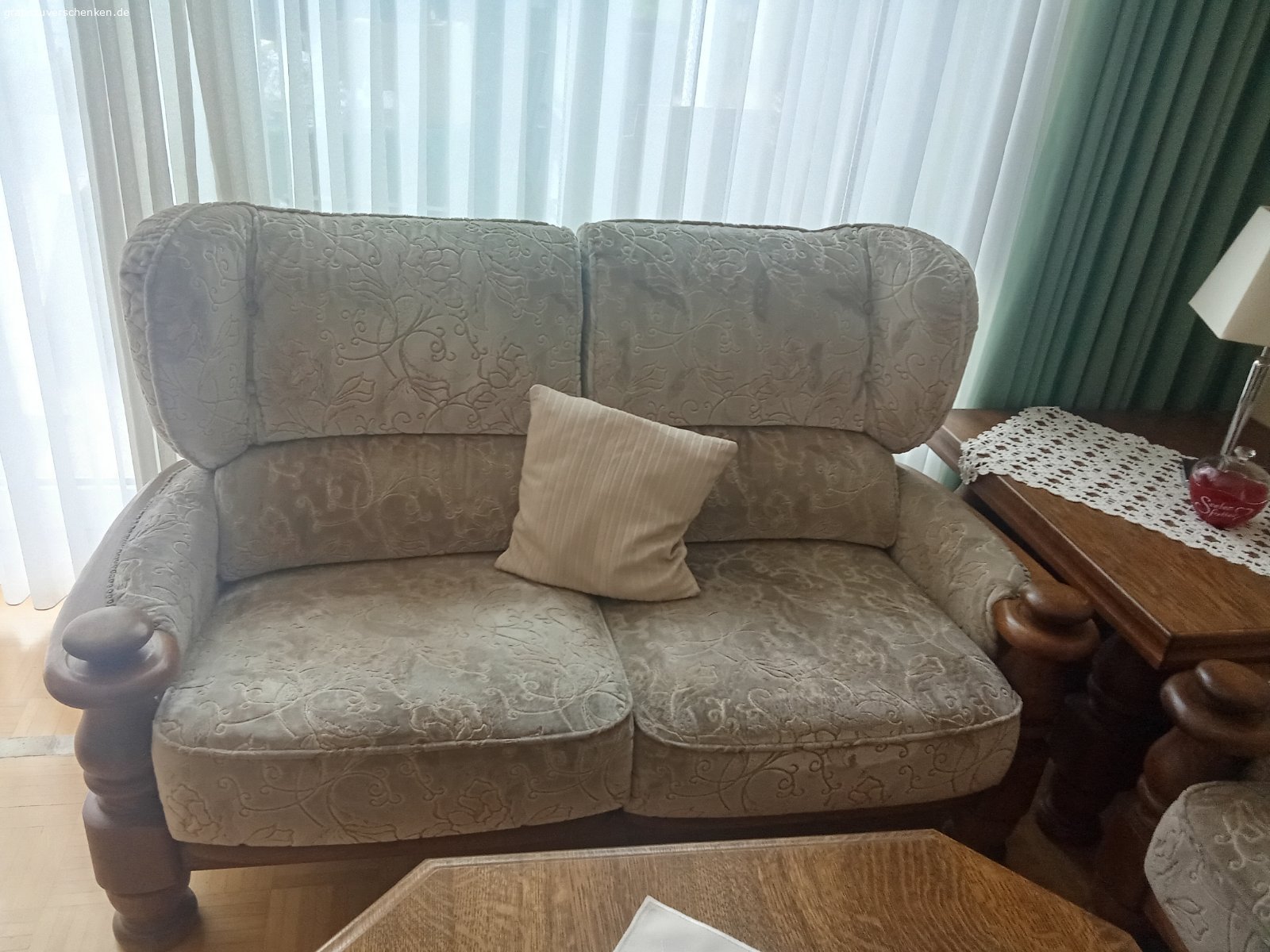 zu verschenken an Selbstabholer. Wohnzimmertische und Sofas.