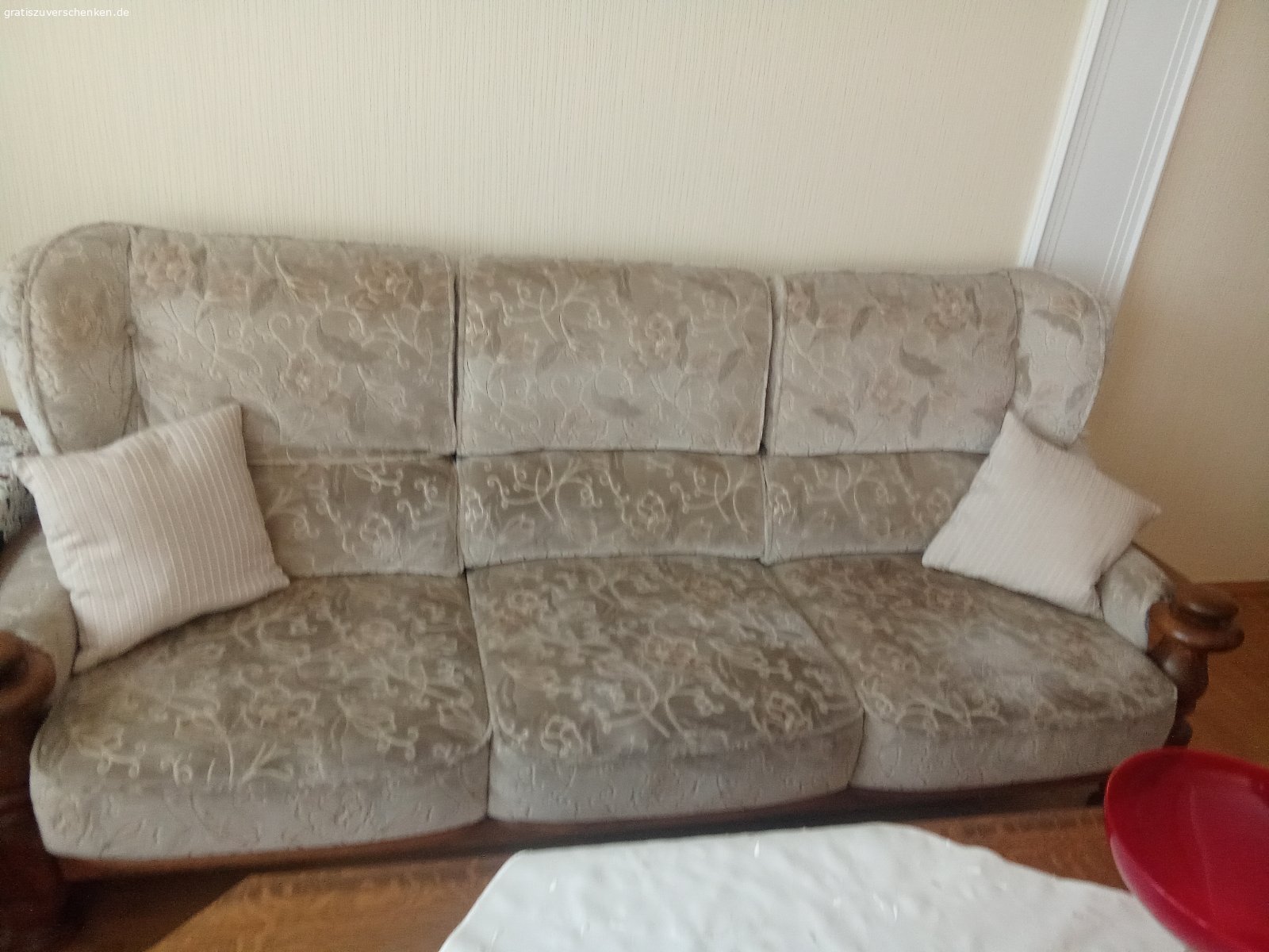 zu verschenken an Selbstabholer. Wohnzimmertische und Sofas.